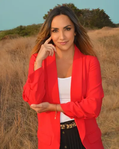 Paola Carlton con chaqueta roja al aire libre